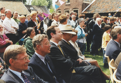 605942 Afbeelding van de aanwezigen bij de ingebruikstelling van de gerestaureerde houtzaagmolen De Ster in het ...